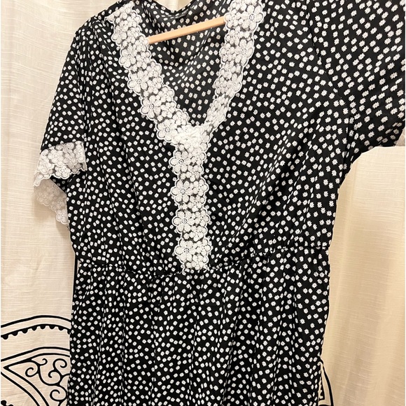 Cute maxi vintage looking dress with lace details! - Picture 3 of 4